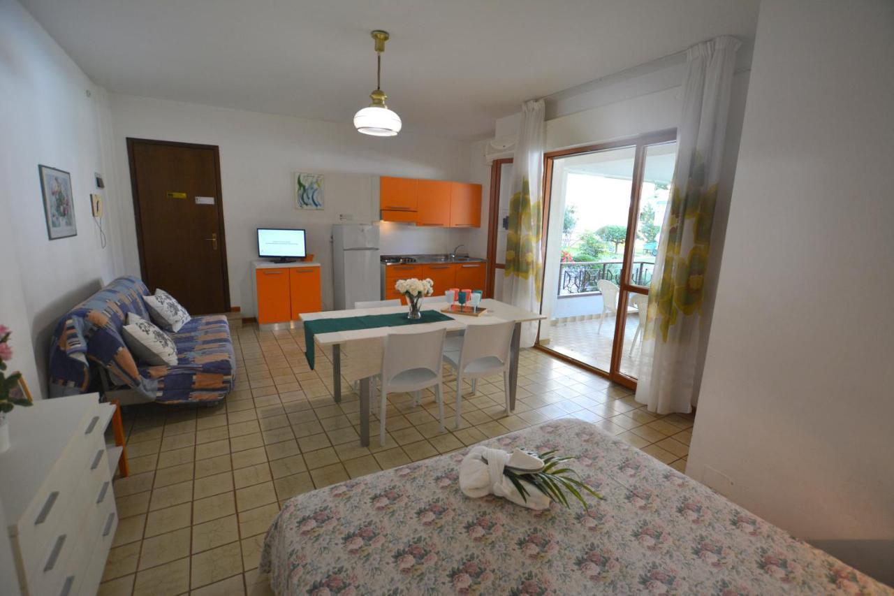 Lignano With Pool Apartment ลินญาโน ซับเบียโดโร ภายนอก รูปภาพ