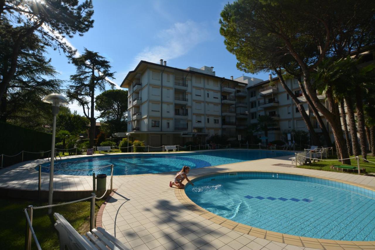 Lignano With Pool Apartment ลินญาโน ซับเบียโดโร ภายนอก รูปภาพ