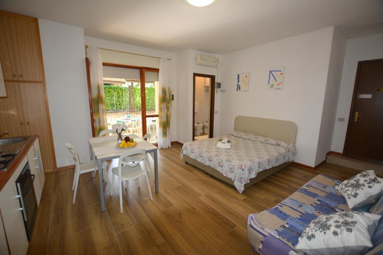 Lignano With Pool Apartment ลินญาโน ซับเบียโดโร ภายนอก รูปภาพ